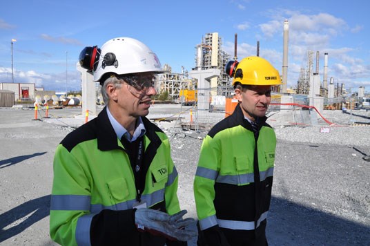 Miljø- og utviklingsminister Erik Solheim saman med prosjektleiar Sverre Overå. Foto: Miljøverndepartementet.