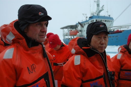 Erik Solheim og Ban Ki-moon på iskanten på 80 grader nord. I bakgrunnen Norsk Polarinstitutt sitt forskningsfartøy, Lance. Foto: Miljøverndepartementet.