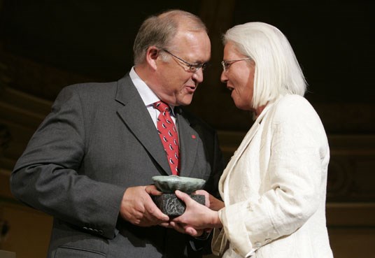 Miljøvernminister Helen Bjørnøy delte ut Sofie-prisen til Sveriges tidligere statsminister Göran Persson. Foto: Jarl Fr. Erichsen / SCANPIX.