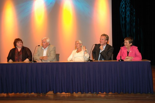Miljøvernminister Helen Bjørnøy møtte fire tidligere miljøvernministere på Røros. Fra venstre: Guro Fjellanger (V), Thorbjørn Berntsen (Ap), Helen Bjørnøy (SV), Børge Brende (H) og Kristin Hille Valla (Sp).