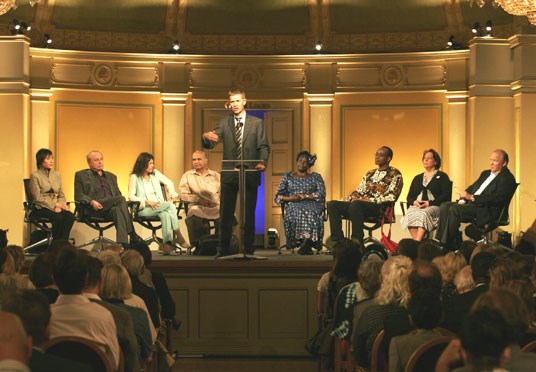 Bistandsminister Erik Solheim åpnet rundebordskonferansen. Panelet bestod av tidligere prisvinnere. Fra venstre Sheri Liao (Kina), Bernard Cassen (Frankrike), Romina Picolotti (Argentina), Thomas Kocherry (India), Wangari Maathai (Kenya), Nnimmo Bassey (Nigeria), Sheila Watt-Cloutier (Canada) and  Göran Persson (Sverige). Foto: Jarl Fr. Erichsen / SCANPIX.