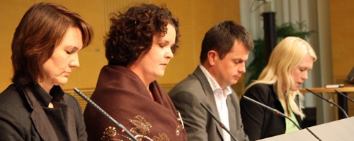 Fv. ekspedisjonssjef Mette Wikborg, Sylvia Brustad, statssekretær Øyvind Slåke og kommunikasjonssjef Mette Fossum Beyer.