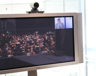 Terje Riis-Johansen holder innlegget sitt via videooverføring til de fremmøtte i Hammerfest. Foto: UC/OED
