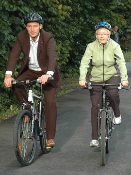 Stoltenberg og Navarsete på sykkel langs E18