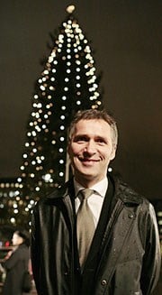 Statsminister Stoltenberg foran julegrana på Trfalgar Square. Foto: Scanpix