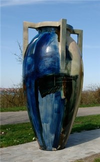 Urnen, som er regjeringens gave til dronningen, er laget av Kjell Nupen. Foto: Galleri NB