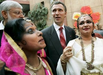 Stoltenberg møter dansere under sitt besøk i India i 2005. Foto: Scanpix