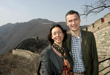 Statsminister Jens Stoltenberg og Ingrid Schulerud ved Den kinesiske mur. Foto: Scanpix