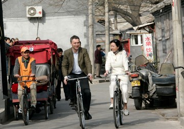 Statsminister Jens Stoltenberg og Ingrid Schulerud på sykkeltur i et tradisjonelt hutongstrøk i Beijing. Foto: Scanpix