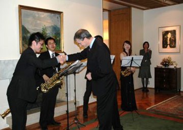 Utenriksminister Jonas Gahr Støre hilser på japanske musikere.