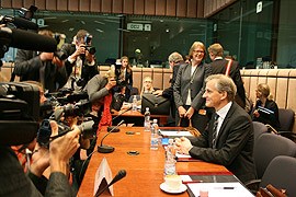 Stor interesse for utenriksminister Støres møte med EØS-rådet i Brussel - om Norges nei til postdirektivet. Foto: EU-delegasjonen