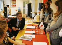 Utenriksminister Støre ved lansering av undervisningsmateriell "Når krigen raser" på Peer Gynt-skolen på Bjørndal, Oslo 23.03.07. Foto: Norges Røde Kors