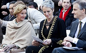 Fra åpningen av utstillingen (fv): Dronning Sonja, leder av fredssenteret Bente Erichsen og utenriksminister Støre. Foto: Sara Johannessen, Nobels Fredssenter