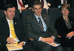 Finland's Minister Paavo Väyrynen, Foreign Minister Støre and State Secretary Annelene Svingen during the seminar. Photo: MFA