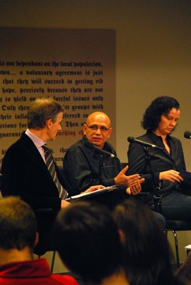Fra venstre: Utenriksminister Jonas Gahr Støre, Khalid Salimi og Malika Makouf Rasmussen. (Foto: Jørgen Furuholt, Sølvberget KF)