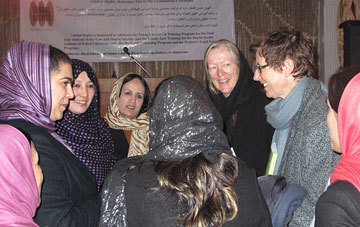 Ambassaden ved ministerråd Grete Løchen holdt på vegne av giverne innlegg til studentene under seremonien. Her roste hun dem for deres innsats og ønsket dem lykke til videre. Foto: E.Svendsen, ambassaden i Kabul