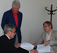 Bruce Lindsey, direktør i Clinton Foundation og statssekretær Urfjell undertegner avtalen. Foto: UD