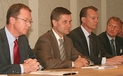 Utviklingsminister Solheim og konsernsjefene Kreutzer, Andresen jr. og Bjerke (fv) går sammen med myndighetene om et nytt smålånsinitiativ i utviklingsland. Foto: UD