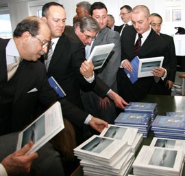Stedlige ambassadører i Oslo fikk briefing og utdelt informasjon om nordområdene på et møte i Utenriksdepartementet 27. januar 2009. Foto: UD
