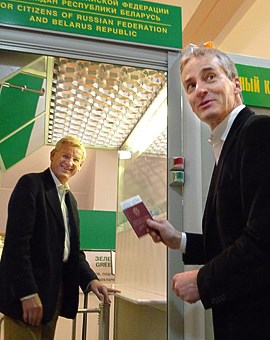 Utenriksministrene Støre og Bildt ved grensepassering til Russland. Foto: Thomas Nilsen