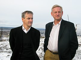 Utenriksministrene Støre og Bildt med utsikt over Nikel - Foto: M.Kopstad, UD