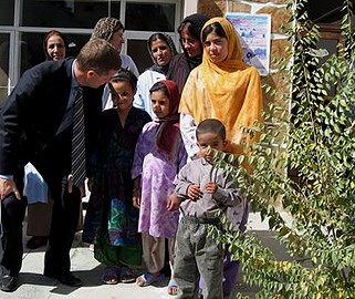 Solheim besøker senter for kvinnelige rusmisbrukere i Kabul. Foto: Kristin Enstad, UD