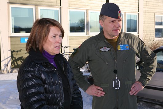 Forsvarsminister Grete Faremo ble mottatt av stasjonssjef brigader Per-Egil Rygg. - Foto: Forsvarsdepartementet
