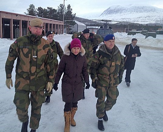 Forsvarsminister Anne-Grete Strøm-Erichsen på Skjold med sjef 2. bataljon Håkon Warø og brigadesjef Odin Johannessen