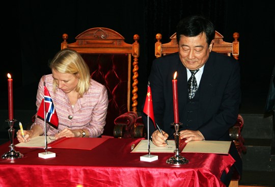 Kulturminister Anniken Huitfeldt og visekulturminister Chen Xianguang signerte kulturavtalen på Ibsenmuseet.