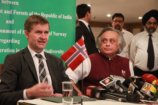 Miljø- og utviklingsminister Erik Solheim sammen med den indiske miljøvernministeren Jairam Ramesh. Foto: Ragnhild H. Simenstad.