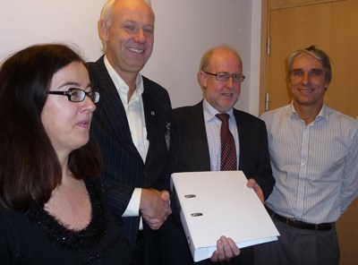 Foto av Marit Forseth, Håvard Larsen (ErgoGroup), Eivind Dale og Henrik Nore (KRD) ved signering av kontrakt