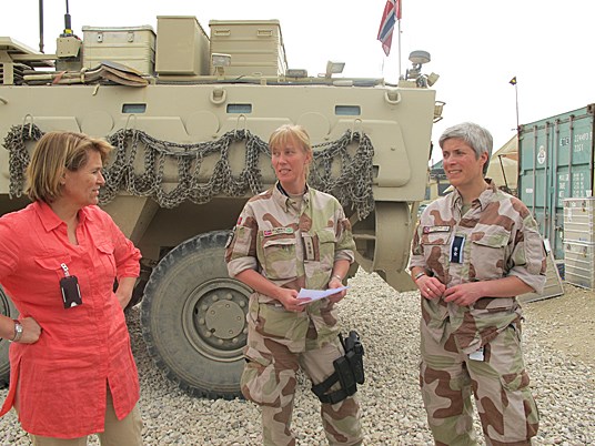 Forsvarsminister Grete Faremo, NCC Anne Rydning og stabssjef Ingvild JEnsrud i Meymaneh. - Foto: Forsvarsdepartementet