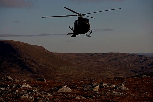 Helikopter over Halkavarre skytefelt. - Foto: Forsvarets mediesenter.