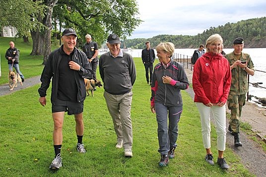 Forsvarsminister Anne-Grete Strøm-Erichsen på tur med veteraner og turistforeningen