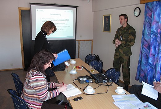 Statsråd Grete Faremo fikk den militærfaglig orienteringen av oberst Inge Kampenes fra Luftforsvarsstaben på Rygge.