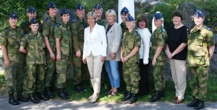 Forsvarsministeren møter jenter på Mågerø