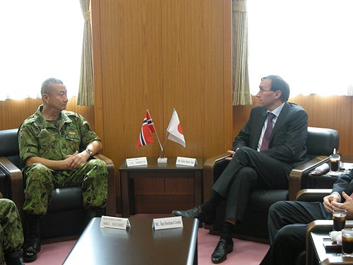 Statssekretær Espen Barth Eide i samtale med LtGen Shibata på Central Readiness Force, Asaka