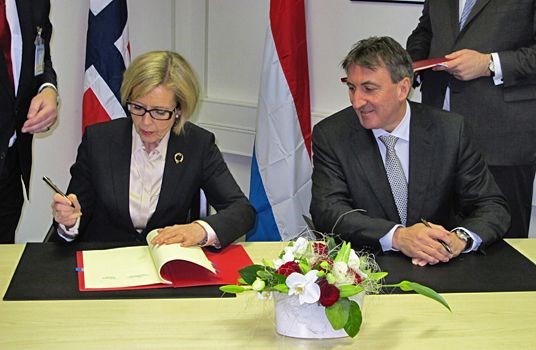 Forsvarsministrene Anne-Grete Strøm-Erichsen og Jean-Marie Halsdorf signerer avtalen