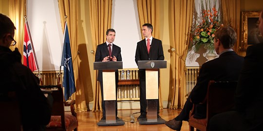 Statsminister Jens Stoltenberg og NATOs generalsekretær Andres Fogh Rasmussen under pressekonferanen. Foto: SMK