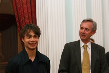 Alexander Rybak og Knut Hauge. Foto: Arnstein Semb Røren/Ambassaden i Moskva