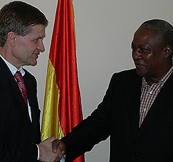 Oljemøte: Erik Solheim møtte Ghanas nye visepresident John Dramani Mahama i Accra for å diskutere oljesamarbeid. Foto: Jon Berg, MD