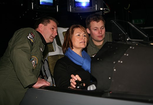 Forsvarsministeren flyr F16 over Trondheim under nøye oppsyn av pilotene Gaff  og Sandy.