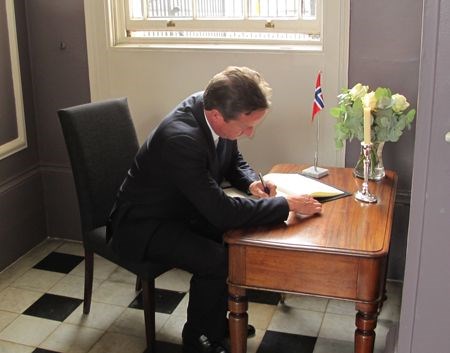Statsminister David Cameron signerer kondolanseprotokollen