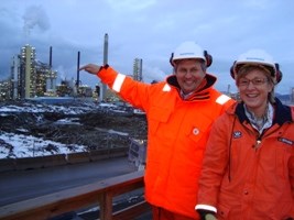 Terje Riis-Johansen og politisk rådgiver Sigrid Hjørnegård ser på tomten der testsenteret for CO2-rensing på Mongstad skal stå. Foto: UC/OED