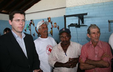 Statssekretær Gulbrandsen sammen med lokale innbyggere på Cuba. (Foto: UD)