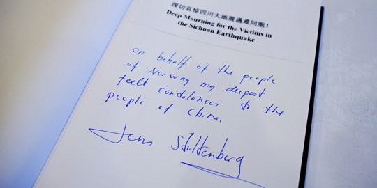 Statsminister Jens Stoltenberg undertegnet kondolanseprotokollen ved Kinas ambassade i Oslo. Foto: Scanpix.