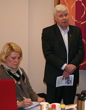 Ordfører Odd Tore Fygle og leder i Bodø arbeiderparti Hild Marit Olsen orienterte forsvarsministeren. Foto: Forsvarsdepartementet