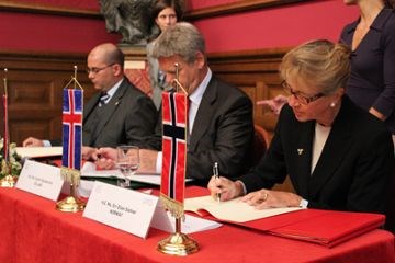 Ambassadør Siri Sletner undertegner for Norge