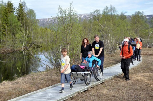 Sjunkhatten nasjonalpark er spesielt tilrettelagt for barn og funksjonshemmede. under åpningen ble miljø- og utviklingsminister Erik Solheim og statssekretær Heidi Sørensen møtt av en seks funksjonshemmede ungdom som hadde vært på overnattingstur. Foto: Miljøverndepartementet.