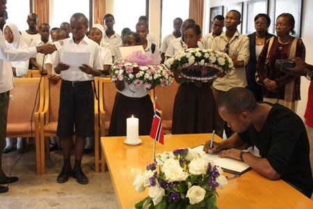 En skoleklasse i Dar es Salaam overrakte blomster og holdt tale til den norske ambassaden.